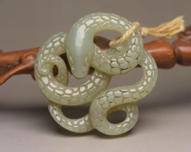 Chinese natural Hetian jade hand-carved exquisite snake ornaments scales hollow craft traditional oriental gem art amulet
Chinese natural Hetian jade hand-carved exquisite snake ornaments scales hollow craft traditional oriental gem art amulet
