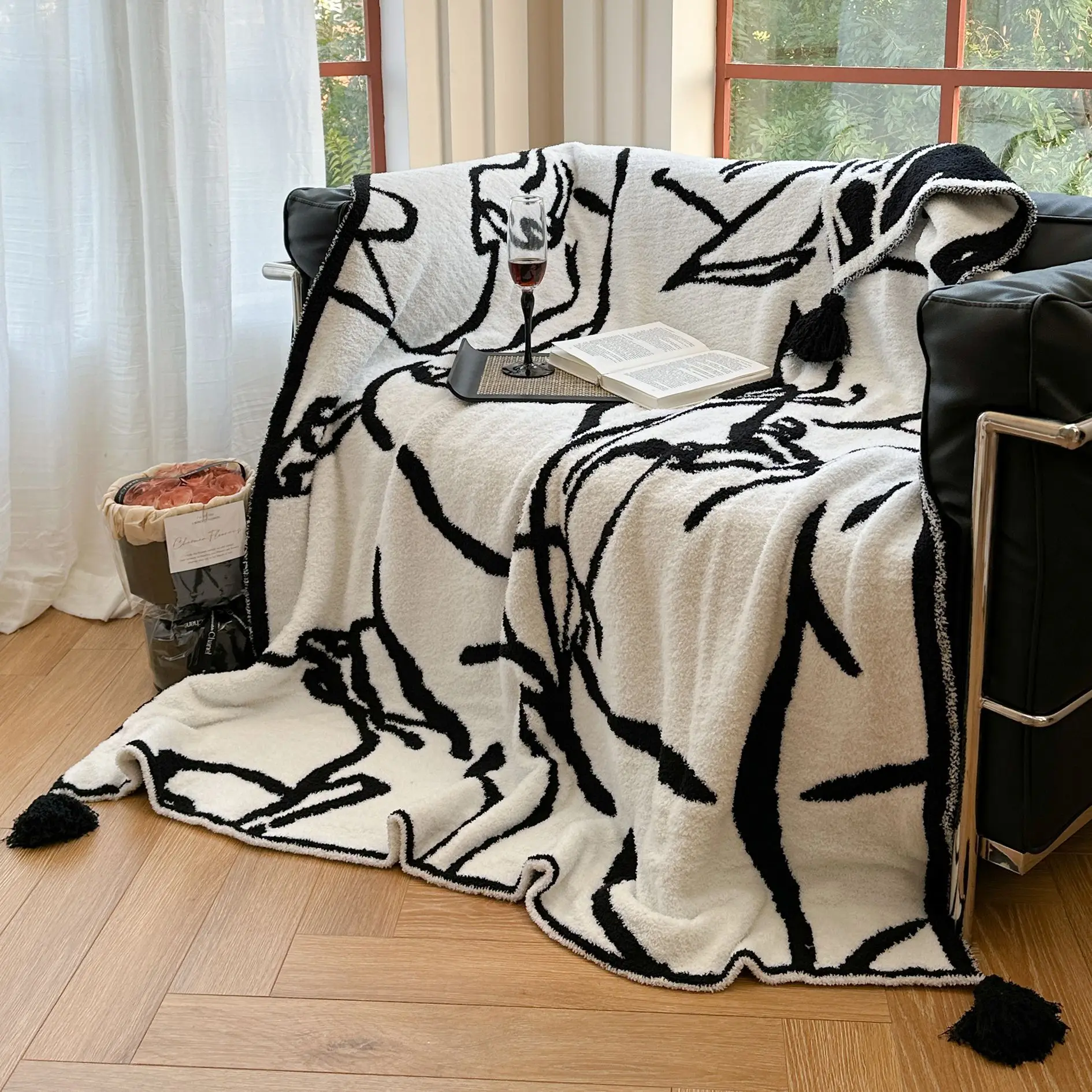 Abstract Line Throw Blanket for Sofa Black and White Geometric Fleece Blankets Nordic Minimalist Bedspread Luxury Nap Blanket
Abstract Line Throw Blanket for Sofa Black and White Geometric Fleece Blankets Nordic Minimalist Bedspread Luxury Nap Blanket