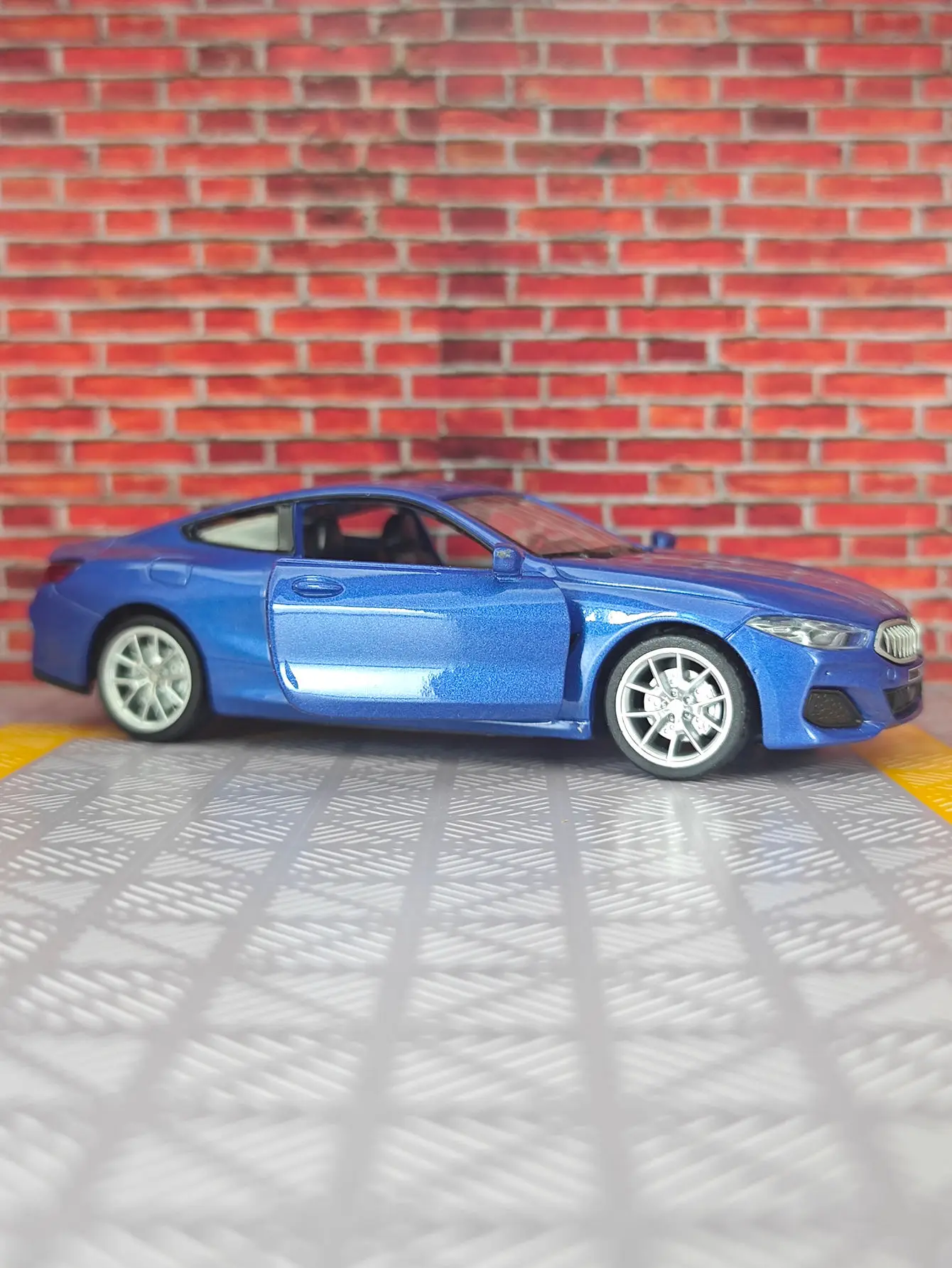 1:35 BMW M850i alloy supercar model car door can be opened boy acousto-optic pull back toy car ornaments collection
1:35 BMW M850i alloy supercar model car door can be opened boy acousto-optic pull back toy car ornaments collection