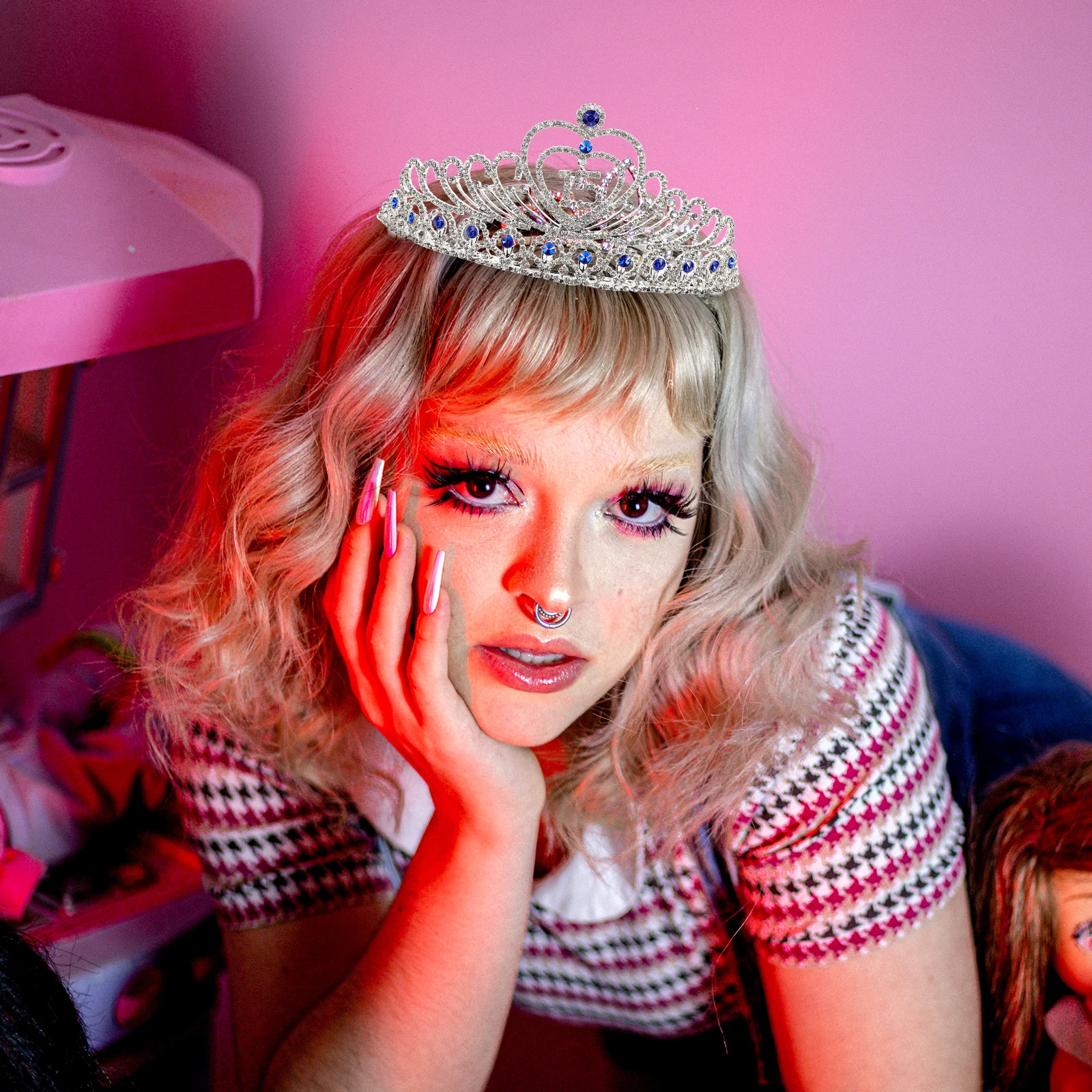 Сверкающая синяя корона-тиара с кристаллами для девочек на 15-летие, элегантный сувенир для празднования Sweet 15, украшенный стразами
Сверкающая синяя корона-тиара с кристаллами для девочек на 15-летие, элегантный сувенир для празднования Sweet 15, украшенный стразами