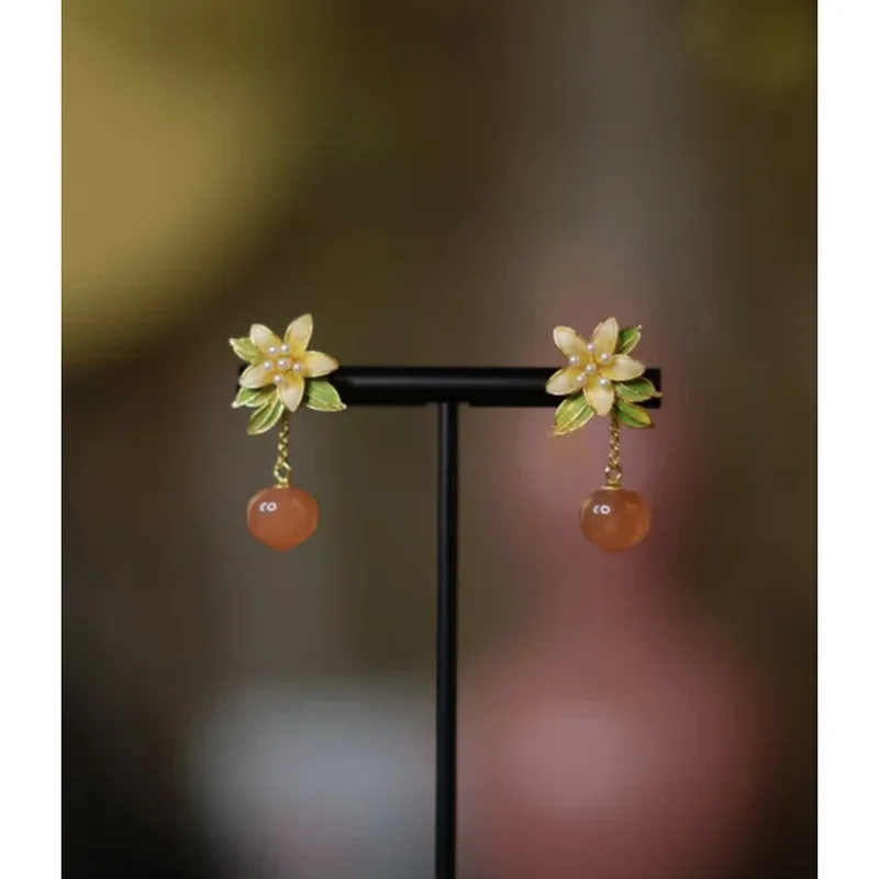 Gilt filigree inlaid with green accents small yellow chalcedony peach-shaped earrings, vintage craftsmanship, hand-made in tradi
Gilt filigree inlaid with green accents small yellow chalcedony peach-shaped earrings, vintage craftsmanship, hand-made in tradi