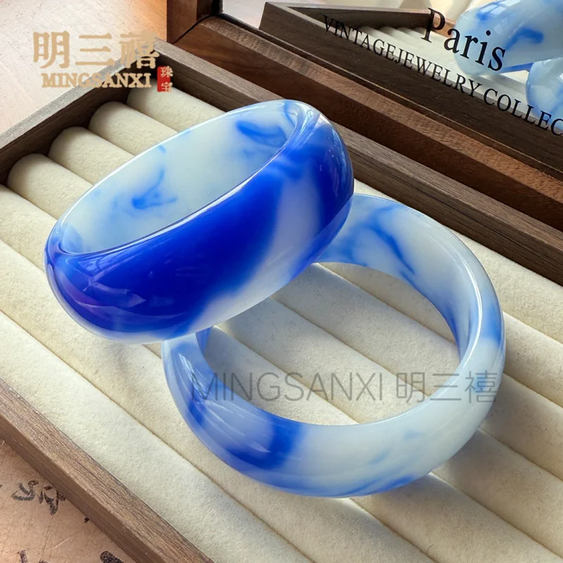 Outer Mongolia material , widened thickened 's , Hotan blue and white women's bracelet, jade jew
Outer Mongolia material , widened thickened 's , Hotan blue and white women's bracelet, jade jew