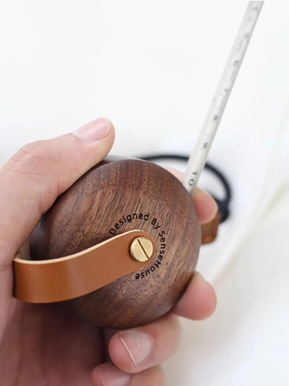 Ruban à Mesurer de Poche Mini – En Bois de Noyer, Outil de Mesure Portable
Ruban à Mesurer de Poche Mini – En Bois de Noyer, Outil de Mesure Portable