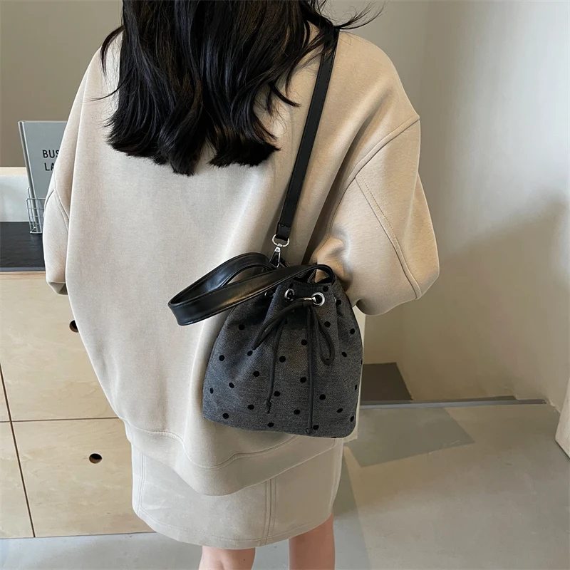 Elegant Vintage Leather Clutch Bag Paris Style Designer Handbag Women Casual Simple Business Solid Color Purse
Elegant Vintage Leather Clutch Bag Paris Style Designer Handbag Women Casual Simple Business Solid Color Purse
