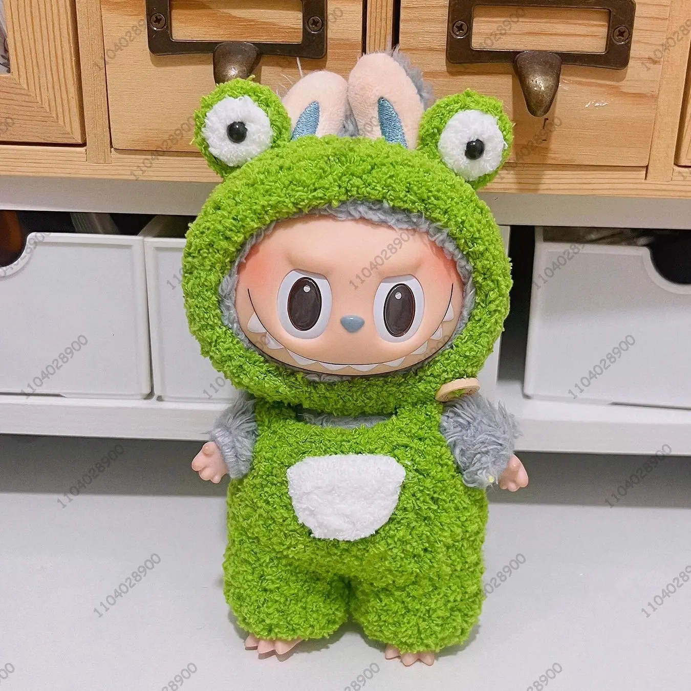 Labubu The Monsters Зеленая лягушка Костюм Кукольная одежда Виниловая кукла 1:1 Оригинальная копия Фигурка Сумка Очаровательная подвеска Подарок
Labubu The Monsters Зеленая лягушка Костюм Кукольная одежда Виниловая кукла 1:1 Оригинальная копия Фигурка Сумка Очаровательная подвеска Подарок