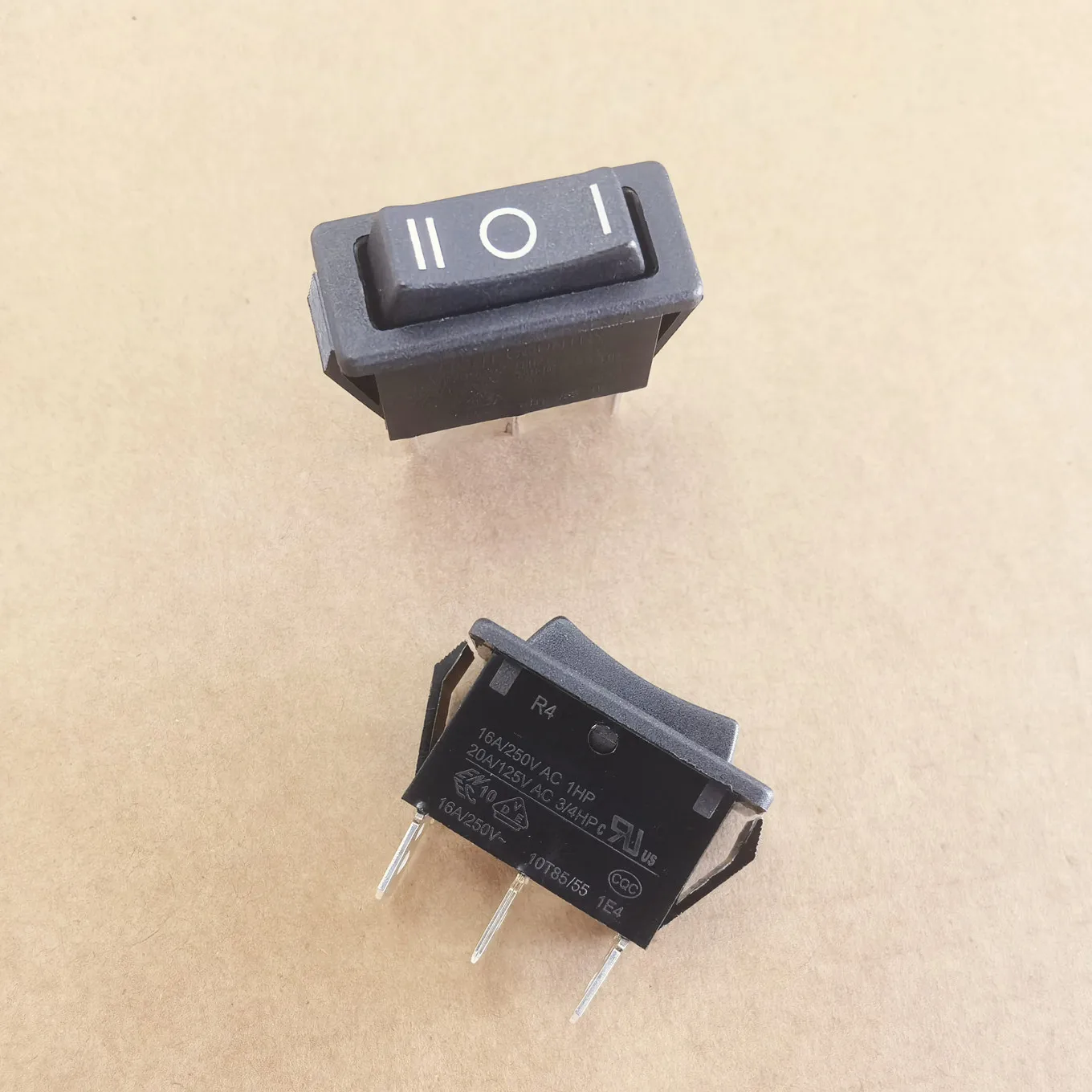 Original new 100% R4 on both sides of the rocker switch from the reset button 3pin 16A250V ON-OFF ON-OFF-ON
Original new 100% R4 on both sides of the rocker switch from the reset button 3pin 16A250V ON-OFF ON-OFF-ON