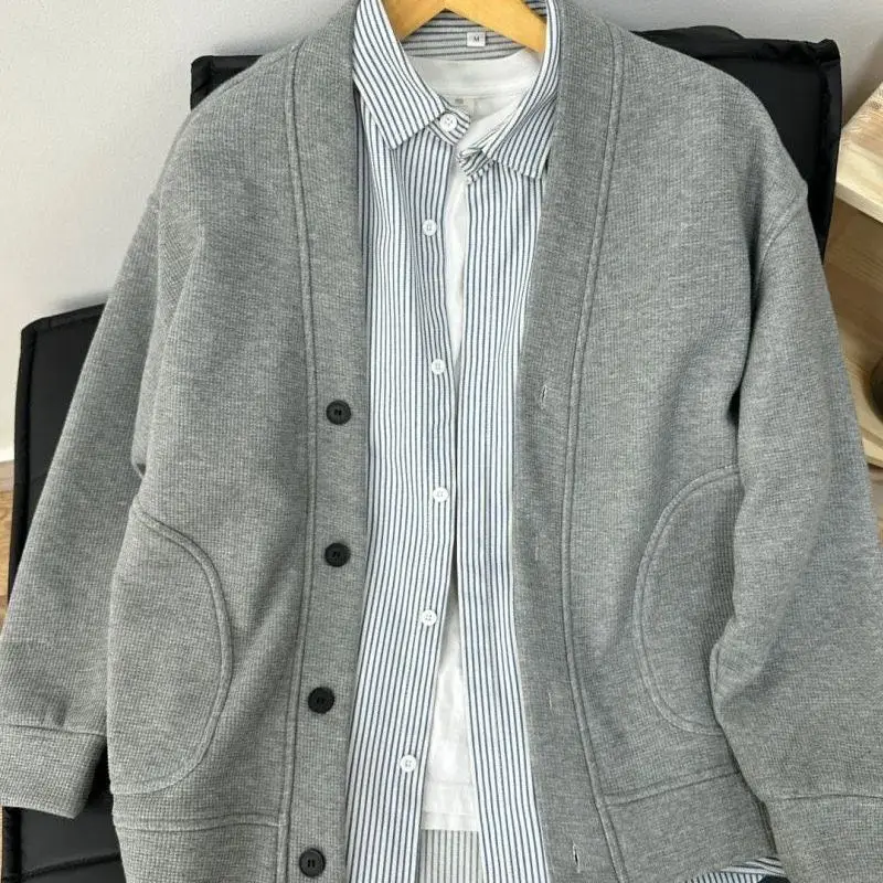 Американский ретро-кардиган унисекс с V-образным вырезом, вязаный, свободного кроя, осенне-зимний, модный, теплый
Американский ретро-кардиган унисекс с V-образным вырезом, вязаный, свободного кроя, осенне-зимний, модный, теплый