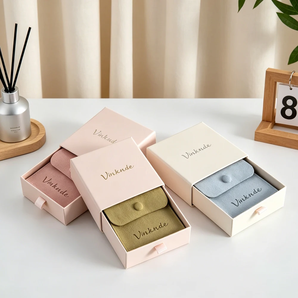 Custom Logo 10x10x3.5cm Cardboard Drawer Jewelry Box for Necklace Earrings Rings Premium Brooch Keychain 9x9cm Snap Pouches Bag
Custom Logo 10x10x3.5cm Cardboard Drawer Jewelry Box for Necklace Earrings Rings Premium Brooch Keychain 9x9cm Snap Pouches Bag