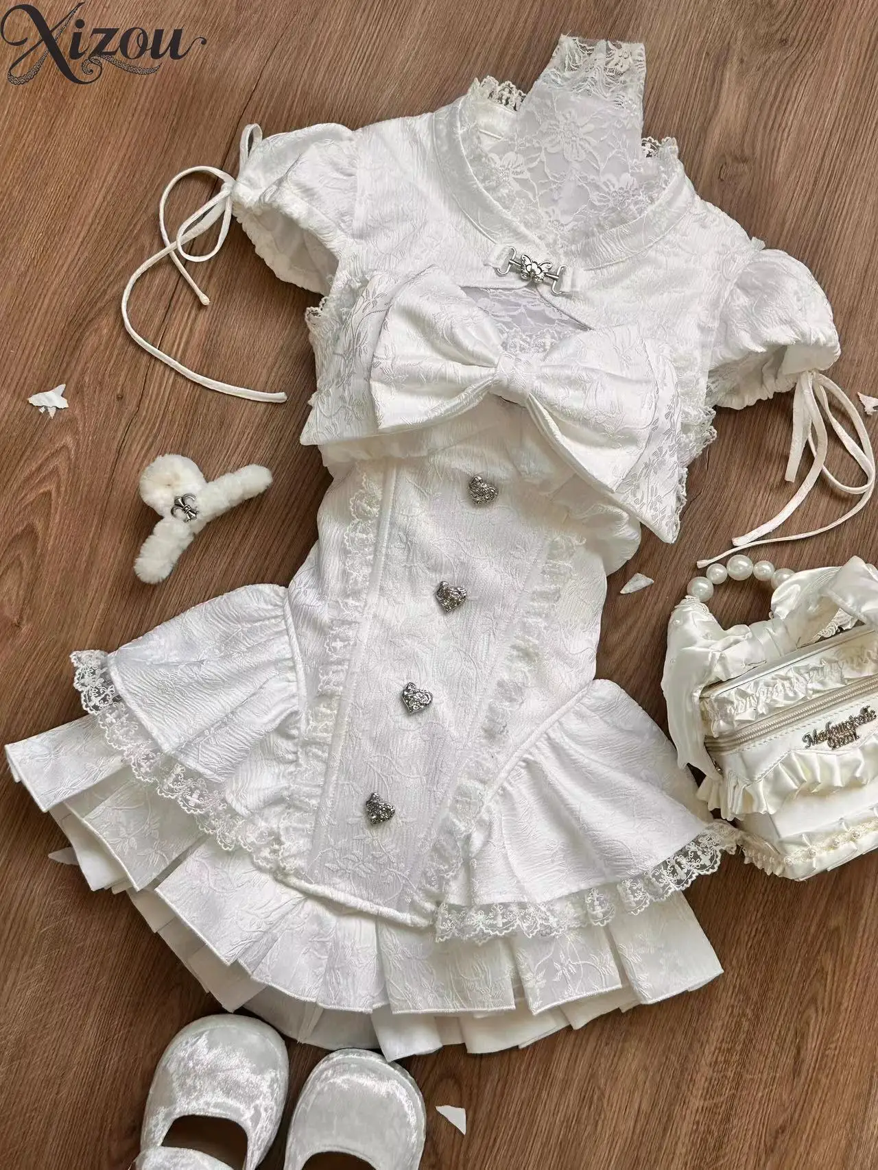 Милый комплект из двух предметов в стиле принцессы, милый кружевной топ с бантом и короткими рукавами, однотонный костюм с короткой юбкой, летние женские комплекты из двух предметов
Милый комплект из двух предметов в стиле принцессы, милый кружевной топ с бантом и короткими рукавами, однотонный костюм с короткой юбкой, летние женские комплекты из двух предметов