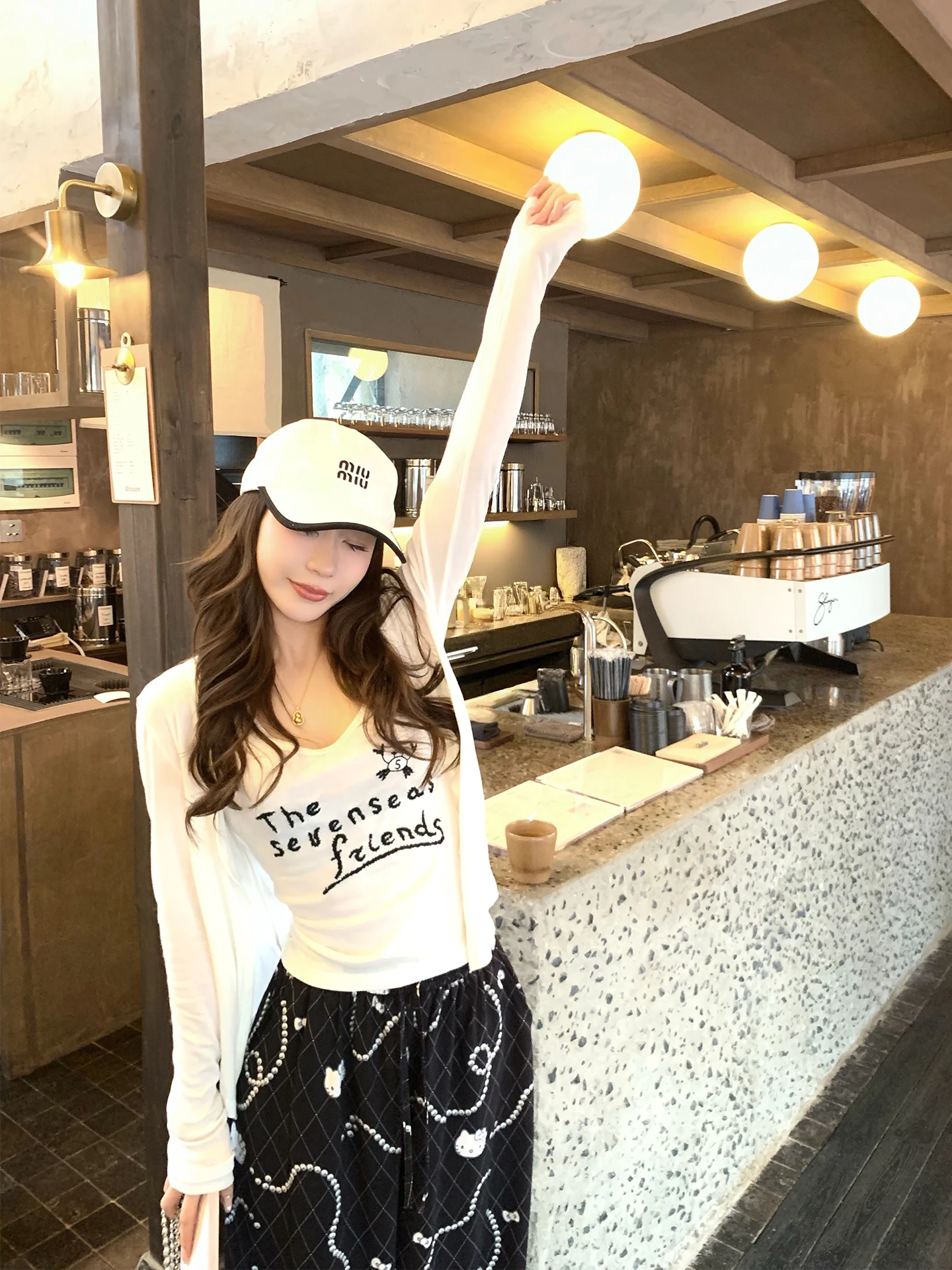 Белый вязаный комплект из двух предметов: кардиган и топ для женщин, свободный крой, повседневный стиль, комфортный, с длинными рукавами, весна
Белый вязаный комплект из двух предметов: кардиган и топ для женщин, свободный крой, повседневный стиль, комфортный, с длинными рукавами, весна