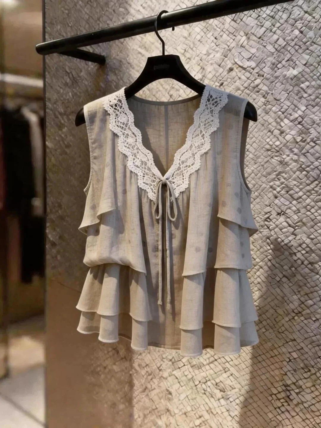 Summer 2026 Lace Patchwork Design V-Neck Vest Korean Style New Commuter Wind Versatile Sleeveless Top Women's Fashion
Summer 2026 Lace Patchwork Design V-Neck Vest Korean Style New Commuter Wind Versatile Sleeveless Top Women's Fashion