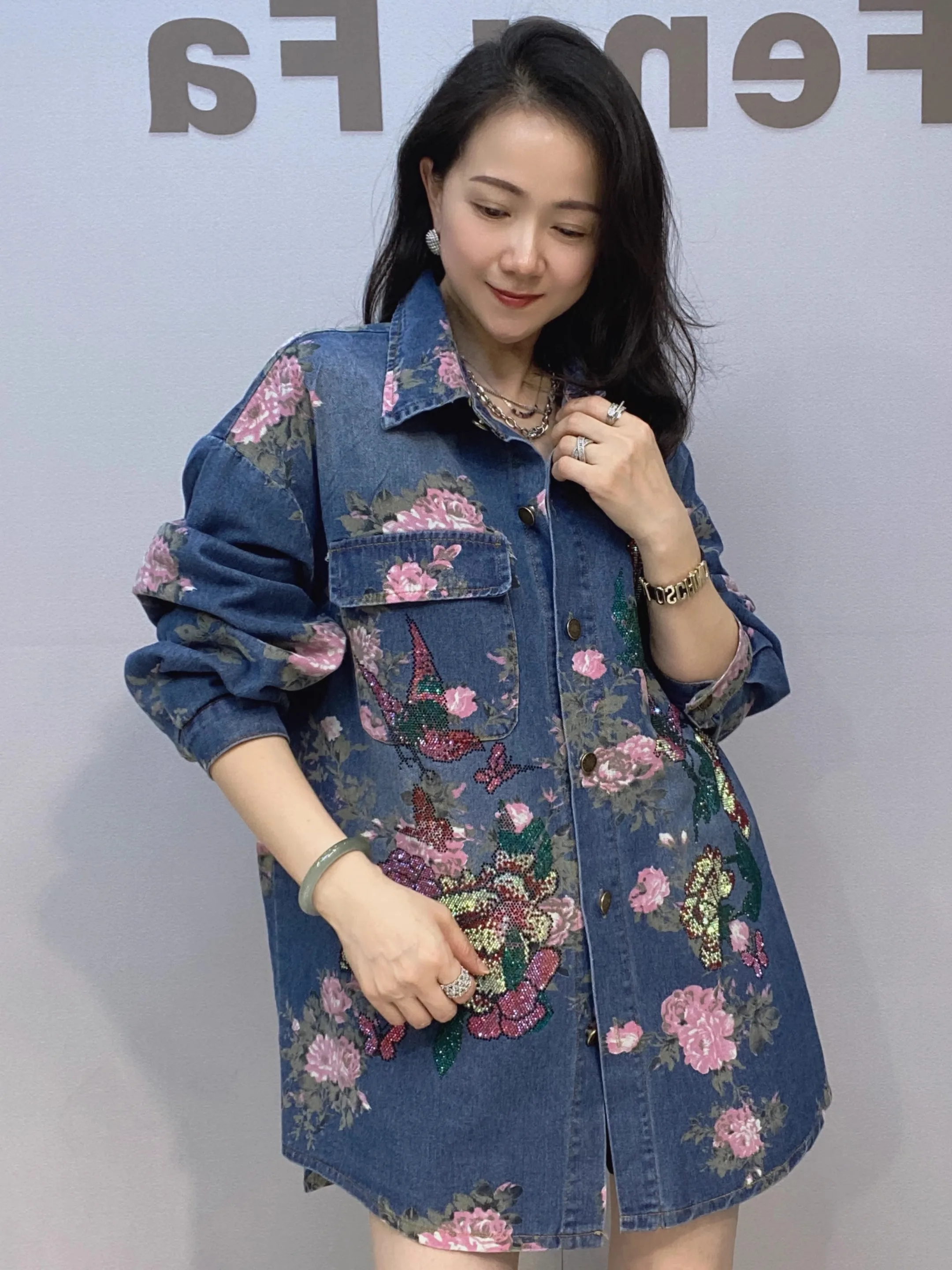 Fashionable Large Print Denim Shirt Jacket Women's Spring Autumn New Style Mid-Length Fashionable Rhinestone Oversized Jacket
Fashionable Large Print Denim Shirt Jacket Women's Spring Autumn New Style Mid-Length Fashionable Rhinestone Oversized Jacket