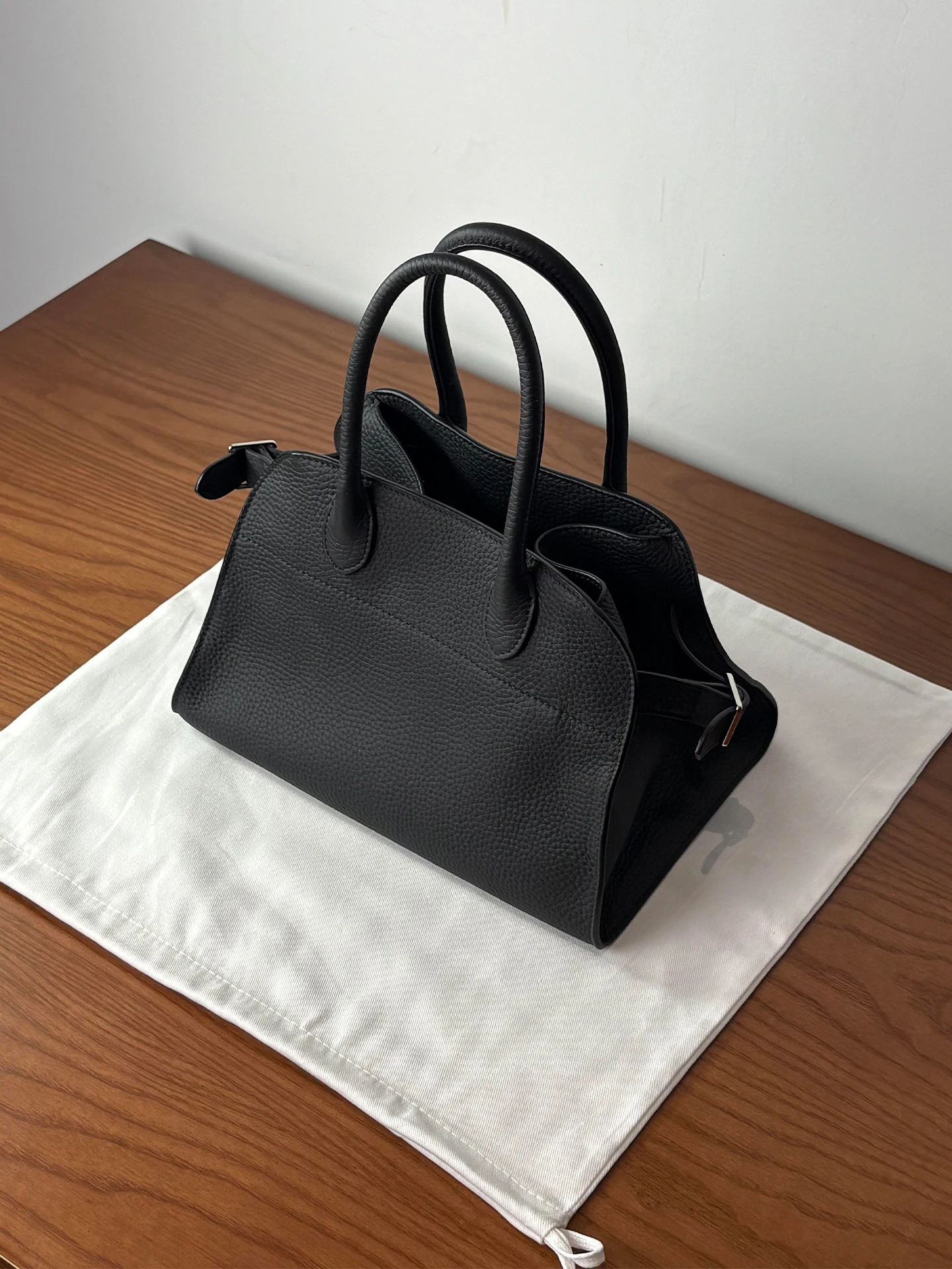 Elegant Black Single Shoulder Work Bag Stylish Handbag Women's Fashion 2026 New Style Portable Boston Bag Casual Leisure
Elegant Black Single Shoulder Work Bag Stylish Handbag Women's Fashion 2026 New Style Portable Boston Bag Casual Leisure