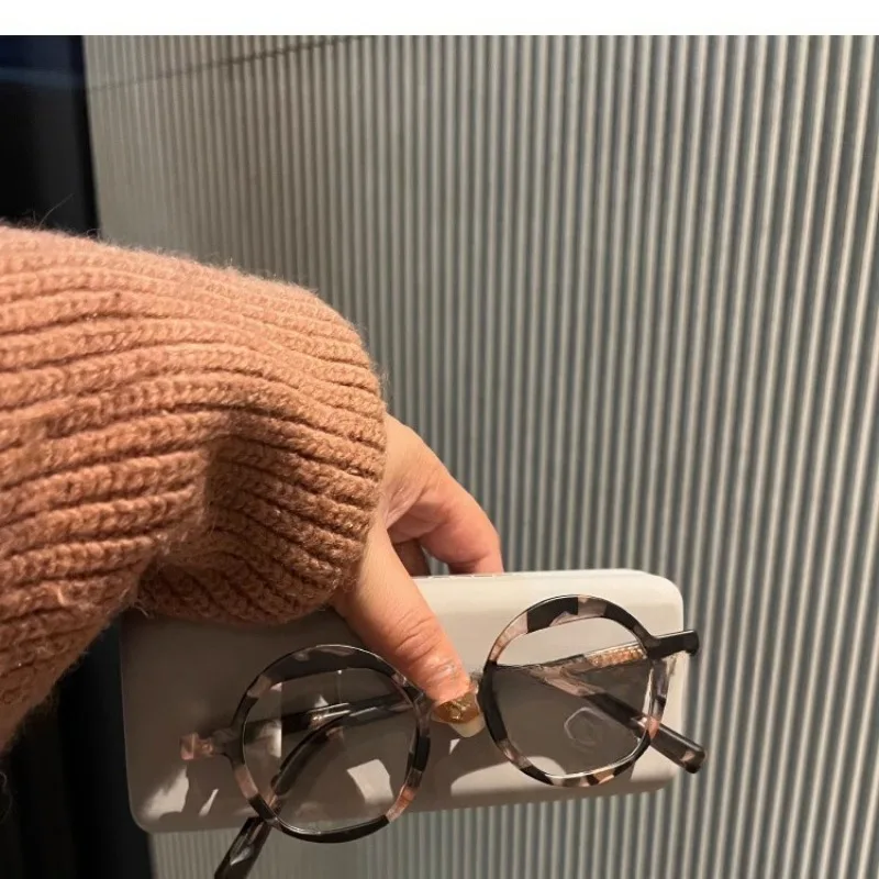 British Retro Black Frame Plain Anti-blue Glasses Small Face Thin Can Match The Number of Men and Women Fashion
British Retro Black Frame Plain Anti-blue Glasses Small Face Thin Can Match The Number of Men and Women Fashion