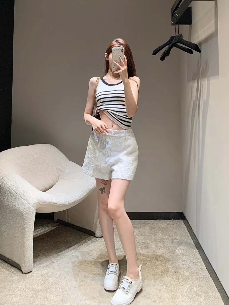 Minimalist style women's shorts, fashionable Korean version, British style, handsome and versatile, woolen straight leg shorts
Minimalist style women's shorts, fashionable Korean version, British style, handsome and versatile, woolen straight leg shorts