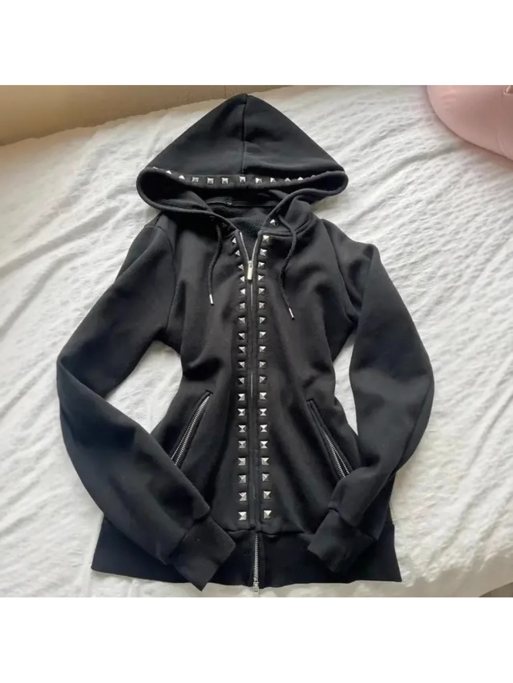 2026 new Y2K dark gothic style rivet zipper hooded versatile short hoodie casual Harajuku punk rock street trend niche jacket
2026 new Y2K dark gothic style rivet zipper hooded versatile short hoodie casual Harajuku punk rock street trend niche jacket