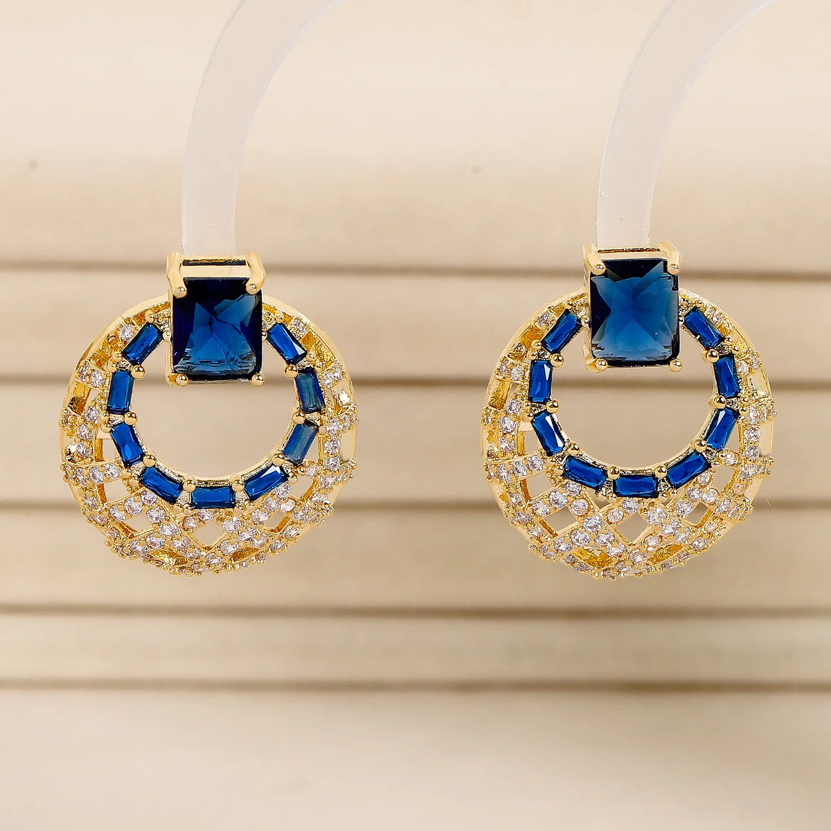 Retro and unique zirconia round design high-end jewelry featuring 925 silver needle-shaped earrings. Ideal gift for your wife.
Retro and unique zirconia round design high-end jewelry featuring 925 silver needle-shaped earrings. Ideal gift for your wife.