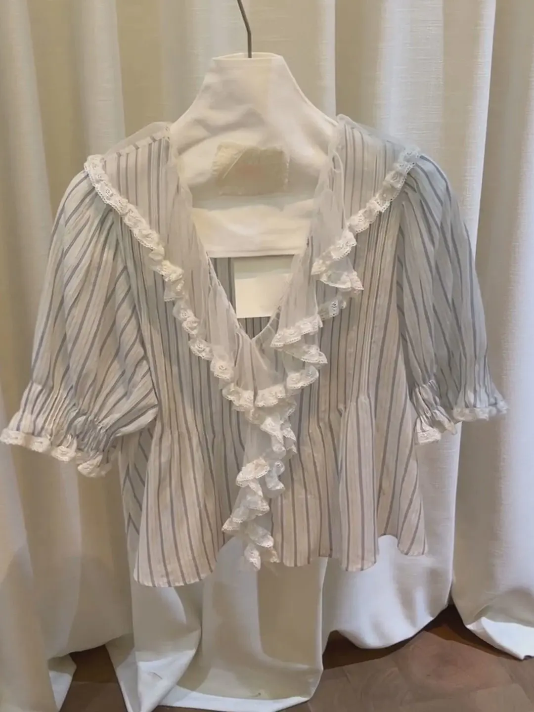 Romantic Style Women's Shirt V-Neck Lace Patchwork Short Sleeve Striped Top Floral Design Summer New Fashion Elegant
Romantic Style Women's Shirt V-Neck Lace Patchwork Short Sleeve Striped Top Floral Design Summer New Fashion Elegant