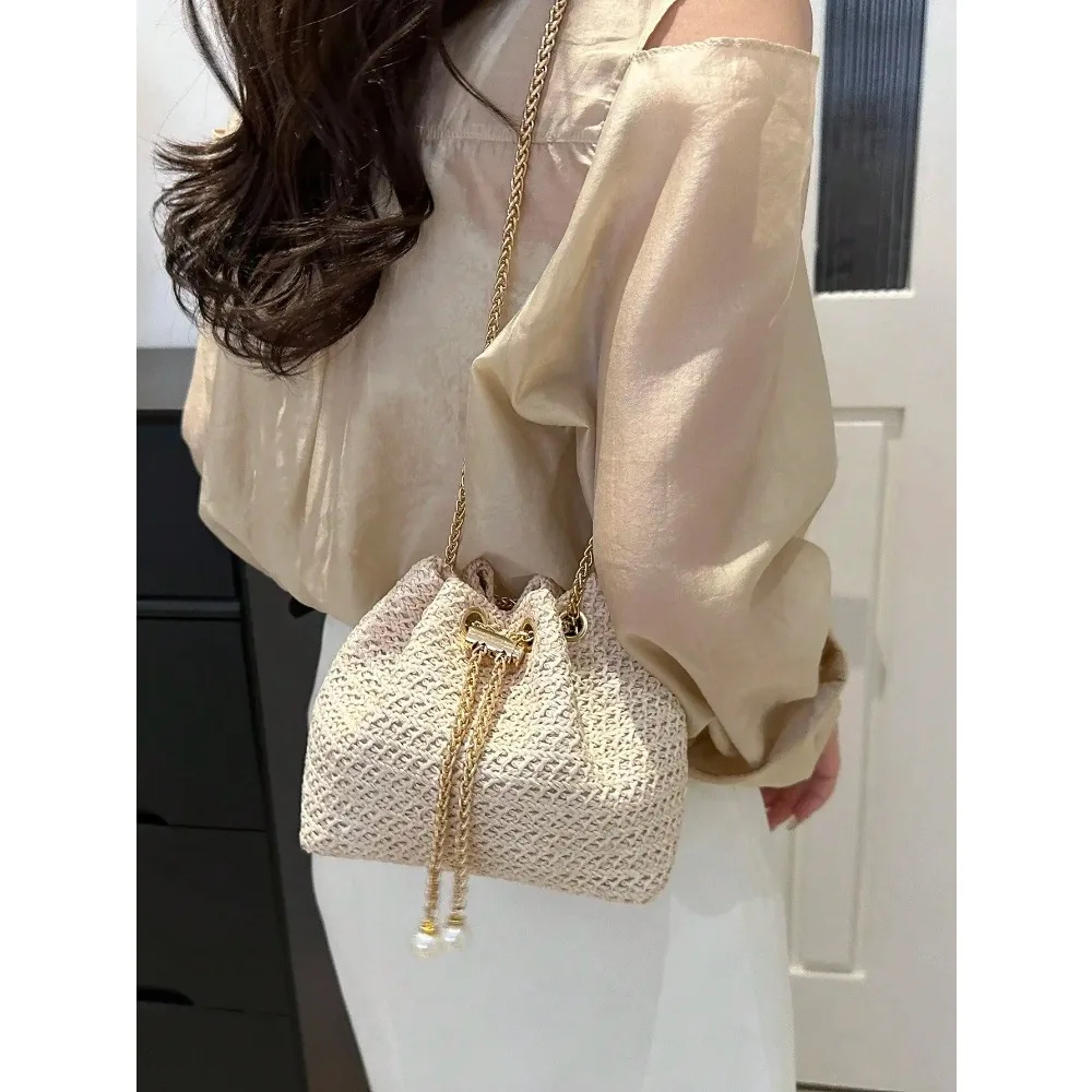 Elegant Straw Crossbody Bucket Bag - Lightweight Woven Bag with Detachable Gold Chain Strap
Elegant Straw Crossbody Bucket Bag - Lightweight Woven Bag with Detachable Gold Chain Strap
