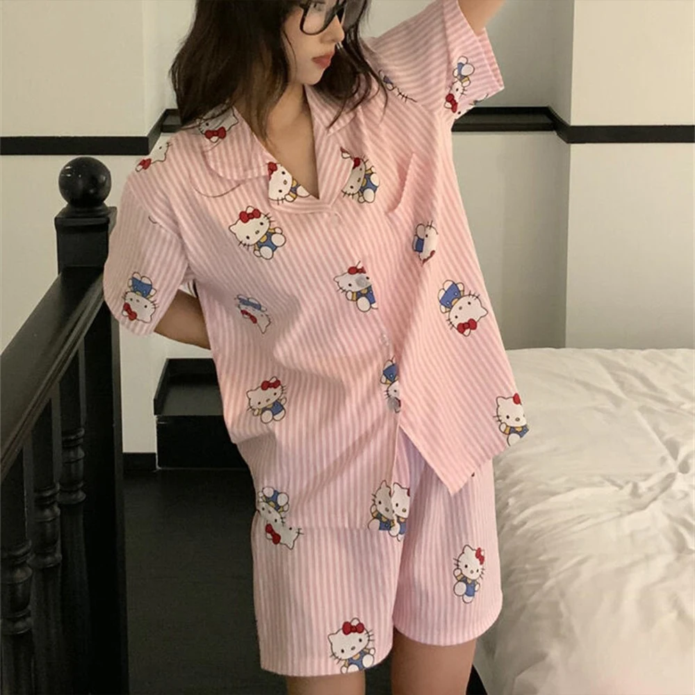 Женский пижамный комплект из 2 предметов с рисунком аниме Hello Kitty, милый модный розовый полосатый комплект с короткими рукавами, мягкий летний новый комплект домашней одежды
Женский пижамный комплект из 2 предметов с рисунком аниме Hello Kitty, милый модный розовый полосатый комплект с короткими рукавами, мягкий летний новый комплект домашней одежды