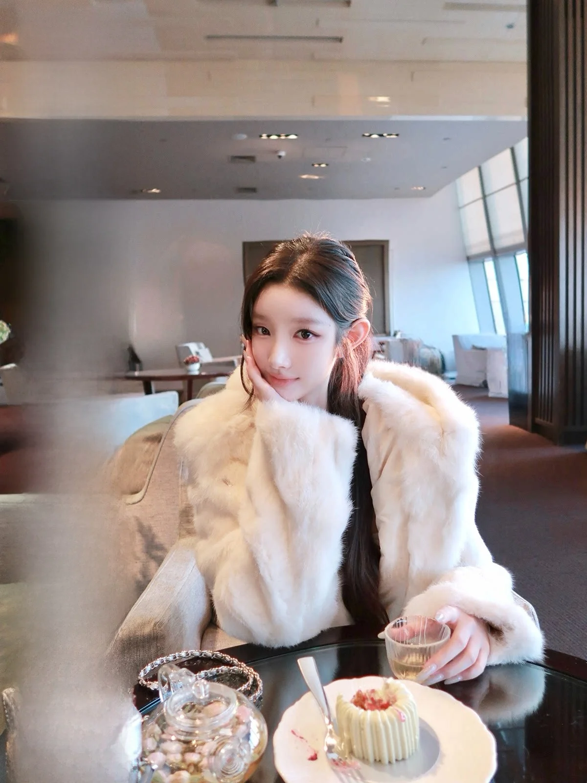 Модное женское пальто с капюшоном и мехом, создающее ощущение уюта, для молодых и женщин среднего возраста
Модное женское пальто с капюшоном и мехом, создающее ощущение уюта, для молодых и женщин среднего возраста