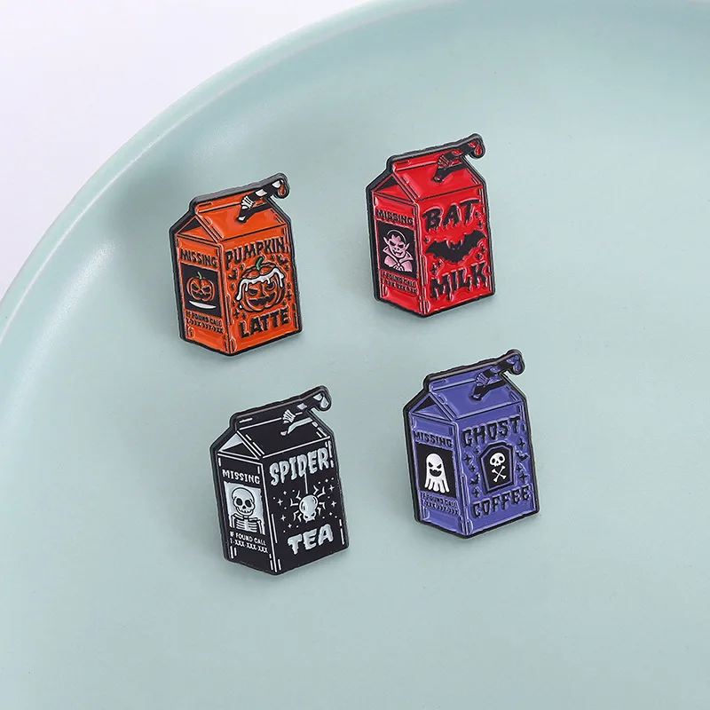 Броши-значки на тему Хэллоуина: креативный дизайн в виде коробки для напитков, тыквы, латте, молока, летучей мыши, чая с пауком. Ювелирные аксессуары и реквизит.
Броши-значки на тему Хэллоуина: креативный дизайн в виде коробки для напитков, тыквы, латте, молока, летучей мыши, чая с пауком. Ювелирные аксессуары и реквизит.