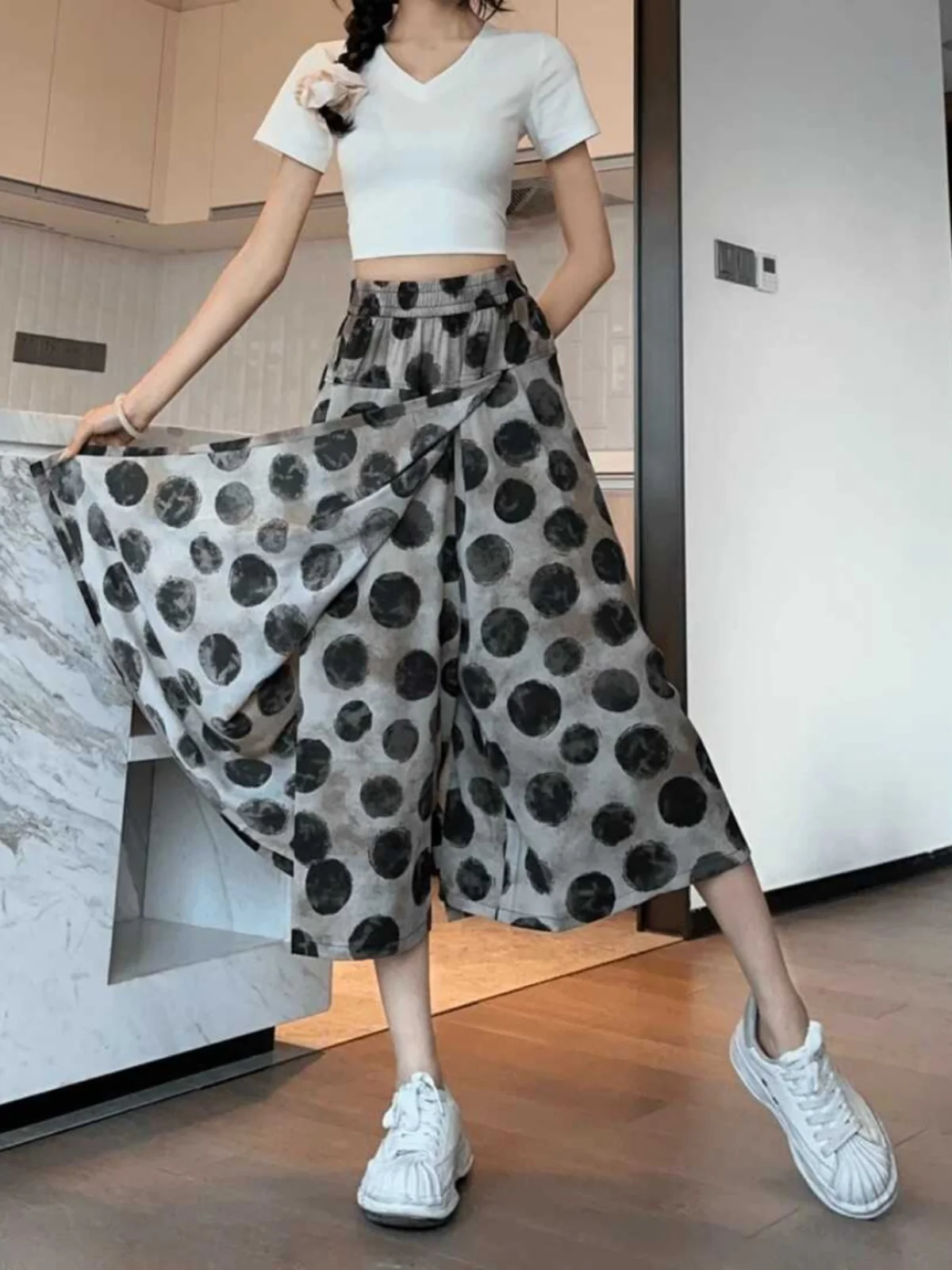 Женские брюки-юбка с высокой талией и широкими штанинами, макси-длина, из шифона с принтом, повседневные, для офиса, в корейском стиле, лето 2024
Женские брюки-юбка с высокой талией и широкими штанинами, макси-длина, из шифона с принтом, повседневные, для офиса, в корейском стиле, лето 2024