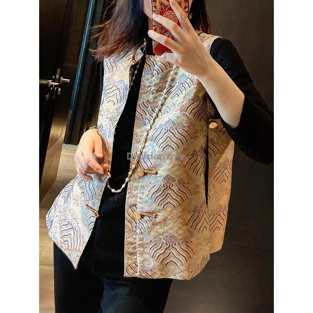 Молодежный темперамент 2025 года, повседневный универсальный модный жилет ослепительного цвета, китайский жилет, женский винтажный жилет без рукавов в этническом стиле
Молодежный темперамент 2025 года, повседневный универсальный модный жилет ослепительного цвета, китайский жилет, женский винтажный жилет без рукавов в этническом стиле