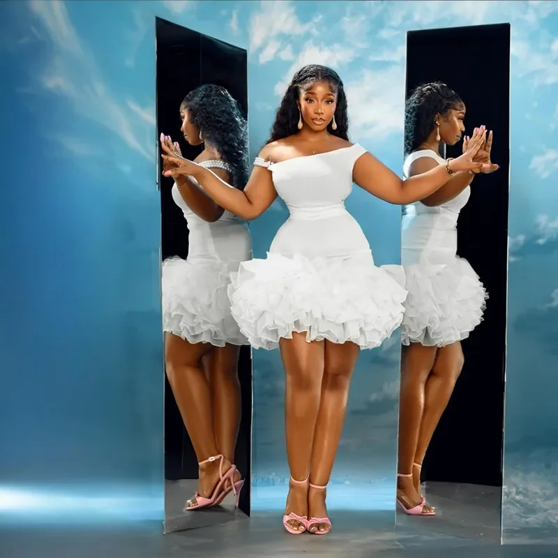 Customized White Homecoming Dresses Off Shoulder Cocktail Dresses Short Mini Prom Dress Ruffles Graduation Gowns for Black Girls
Customized White Homecoming Dresses Off Shoulder Cocktail Dresses Short Mini Prom Dress Ruffles Graduation Gowns for Black Girls