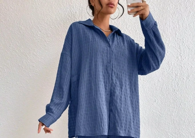 Текстурированные пуговицы — передняя рубашка и широкие брюки — комплект из двух предметов для женщин, уютный наряд 
Текстурированные пуговицы — передняя рубашка и широкие брюки — комплект из двух предметов для женщин, уютный наряд