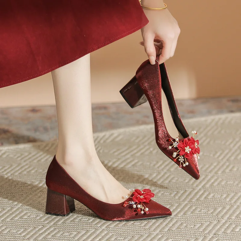 Женские туфли на высоком каблуке с острым носком на массивном каблуке 2025 года, подходят для банкетов, свадеб и подружек невесты; удобно и универсально
Женские туфли на высоком каблуке с острым носком на массивном каблуке 2025 года, подходят для банкетов, свадеб и подружек невесты; удобно и универсально