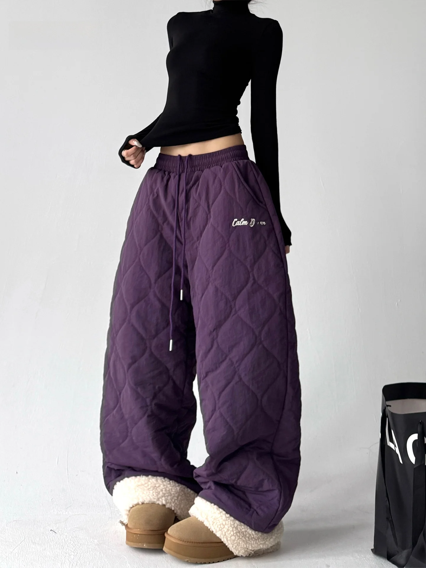 Thiened стеганые хлопковые широкие брюки женские зимние повседневные свободные утягивающие длинные брюки с высокой талией нейлон
Thiened стеганые хлопковые широкие брюки женские зимние повседневные свободные утягивающие длинные брюки с высокой талией нейлон