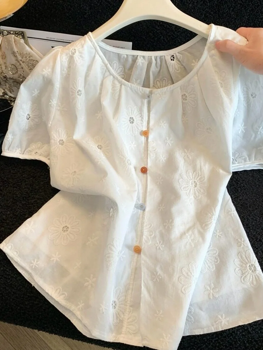White Embroidered Hollow Short Sleeve Shirt Women's Loose Doll Style Top Breathable Casual Fashion Summer New Arrival
White Embroidered Hollow Short Sleeve Shirt Women's Loose Doll Style Top Breathable Casual Fashion Summer New Arrival