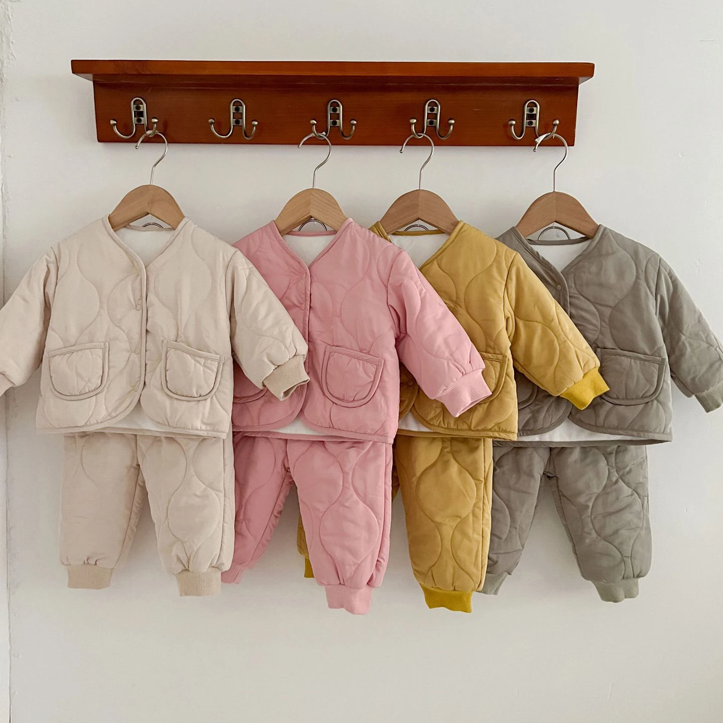 Angoubebe 233S206 Unisex Winter Infant Baby Solid Color V Neck Coat and Pants Sets Wholesale
Angoubebe 233S206 Unisex Winter Infant Baby Solid Color V Neck Coat and Pants Sets Wholesale