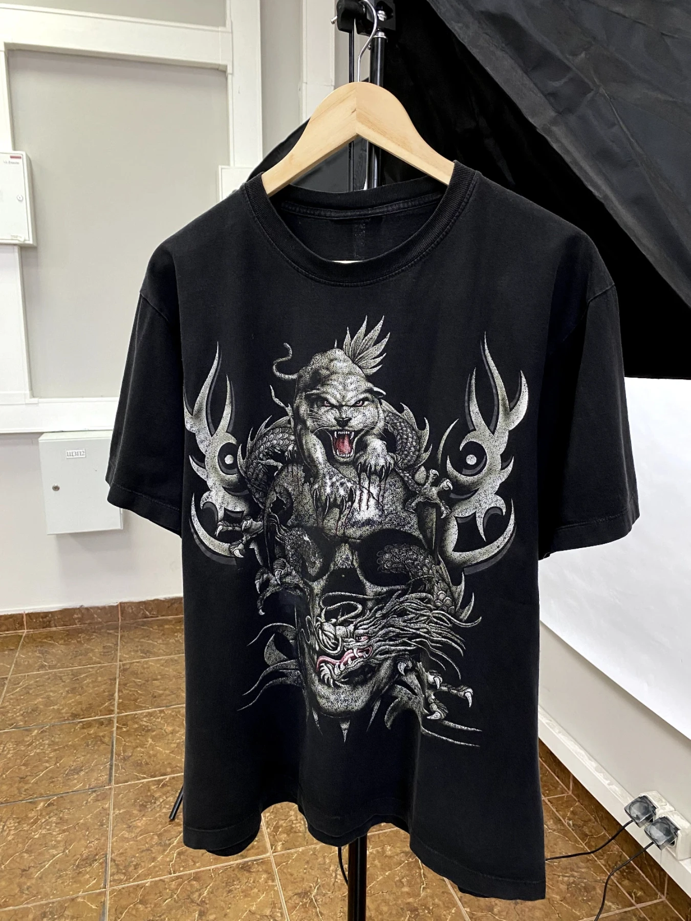 Винтажная футболка 90-х годов с черепом Death Panther Dragon в японском стиле, размер L, цвет blsck, мужская рубашка с графическим дизайном, дышащая, высокоэластичная
Винтажная футболка 90-х годов с черепом Death Panther Dragon в японском стиле, размер L, цвет blsck, мужская рубашка с графическим дизайном, дышащая, высокоэластичная