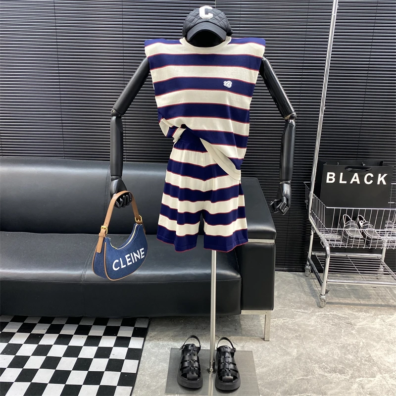 New 2022 fashion Designer new style Striped knit suit letter Sleeveless Shoulder pad Top High waist Wide leg knee length Suits
New 2022 fashion Designer new style Striped knit suit letter Sleeveless Shoulder pad Top High waist Wide leg knee length Suits