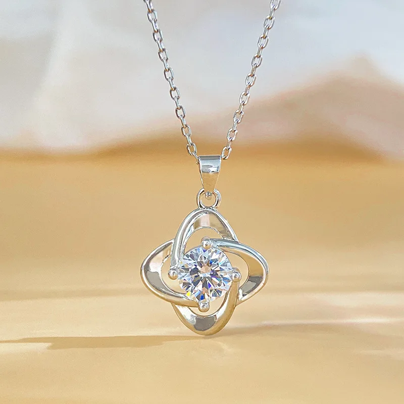 Moissanite S925 sterling silver necklace pendant four-leaf clover collarbone chain lover's gift is a niche item
Moissanite S925 sterling silver necklace pendant four-leaf clover collarbone chain lover's gift is a niche item