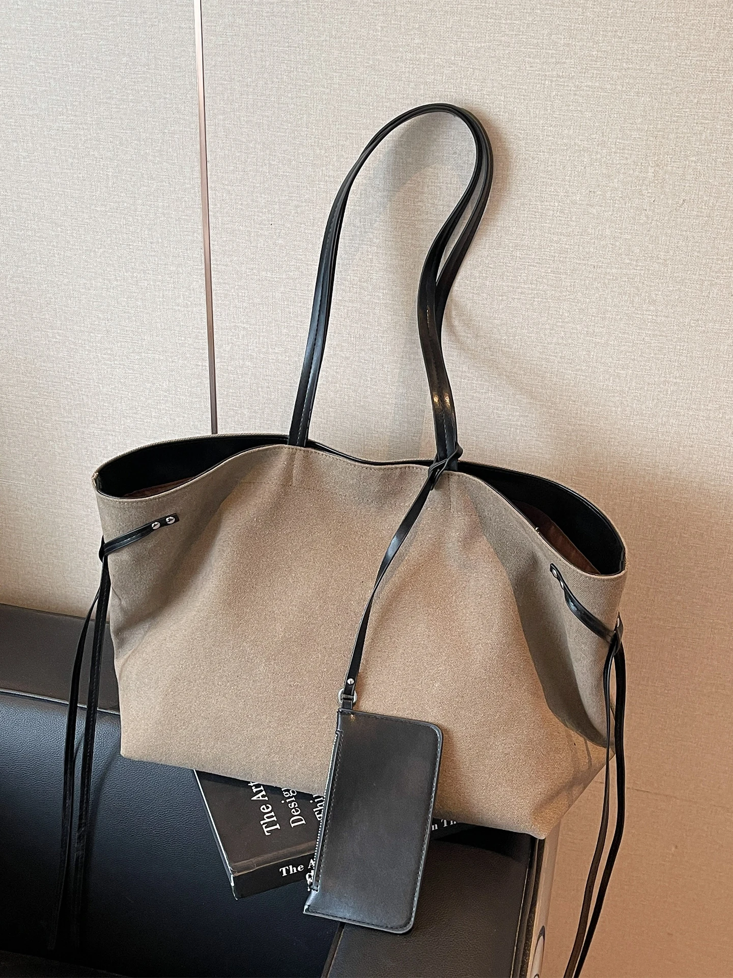 Casual Canvas Tote Bag Women's 2026 New Style Fashionable Versatile Single Shoulder Bag Large Capacity Commuting Tote Bag
Casual Canvas Tote Bag Women's 2026 New Style Fashionable Versatile Single Shoulder Bag Large Capacity Commuting Tote Bag