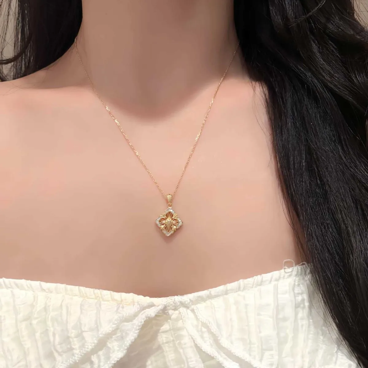 Luxury French brushed antique palace style hollow mesh four-leaf clover necklace s925 silver
Luxury French brushed antique palace style hollow mesh four-leaf clover necklace s925 silver