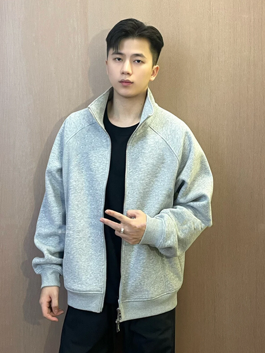 Gray Cardigan Sweatshirt Men's Style American Heavyweight Stand Collar Baseball Jacket Cleanfit Maturity Short Autumn Coat
Gray Cardigan Sweatshirt Men's Style American Heavyweight Stand Collar Baseball Jacket Cleanfit Maturity Short Autumn Coat
