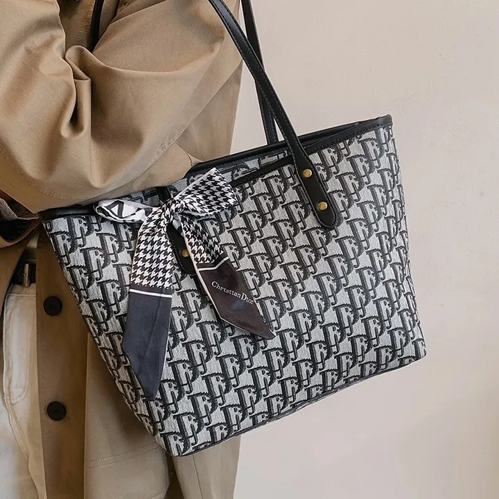 Designer Minimalist Vintage Tote Bag Elegant Crossbody Handbag With Letter Logo Large Capacity Leather Purse For Commuter
Designer Minimalist Vintage Tote Bag Elegant Crossbody Handbag With Letter Logo Large Capacity Leather Purse For Commuter