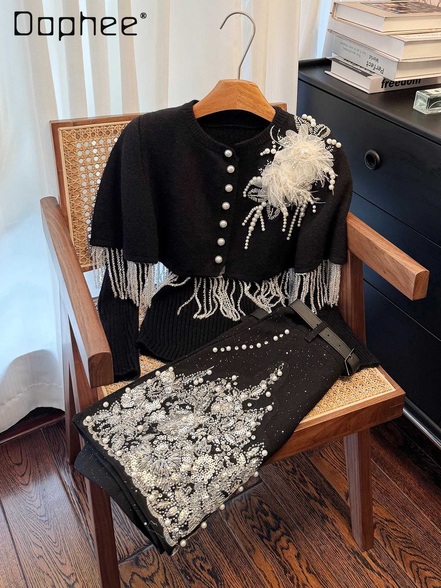 Элегантная французская светская накидка с жемчугом и блестками и кисточками, шаль с внутренней частью и длинными рукавами, вязаная короткая юбка с высокой талией, комплект из трех предметов для женщин
Элегантная французская светская накидка с жемчугом и блестками и кисточками, шаль с внутренней частью и длинными рукавами, вязаная короткая юбка с высокой талией, комплект из трех предметов для женщин