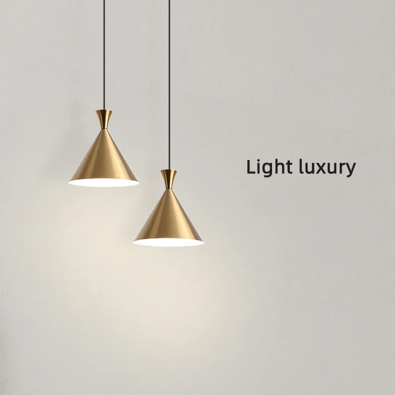 LED iron light luxury chandelier Modern restaurant bar single chandelier Home bedroom bedside lamp small chandelier
LED iron light luxury chandelier Modern restaurant bar single chandelier Home bedroom bedside lamp small chandelier