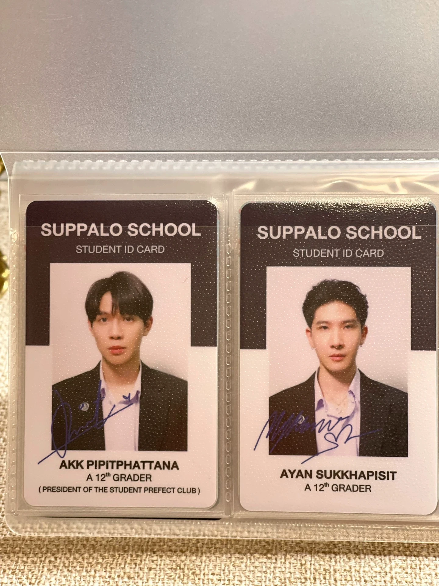 В наличии GMMTV Официальная таиландская драма ТВ-сериал оптикомислова страница Обесклипс First Khaotung Студенческая удостоверение личности
В наличии GMMTV Официальная таиландская драма ТВ-сериал оптикомислова страница Обесклипс First Khaotung Студенческая удостоверение личности