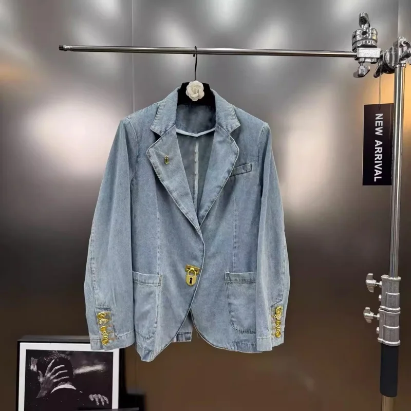 Fall 2025 Women's Retro Collar Metal Buckle Washed Denim Jacket Y2K High-Quality Fashion Casual Loose Commute Jacket
Fall 2025 Women's Retro Collar Metal Buckle Washed Denim Jacket Y2K High-Quality Fashion Casual Loose Commute Jacket