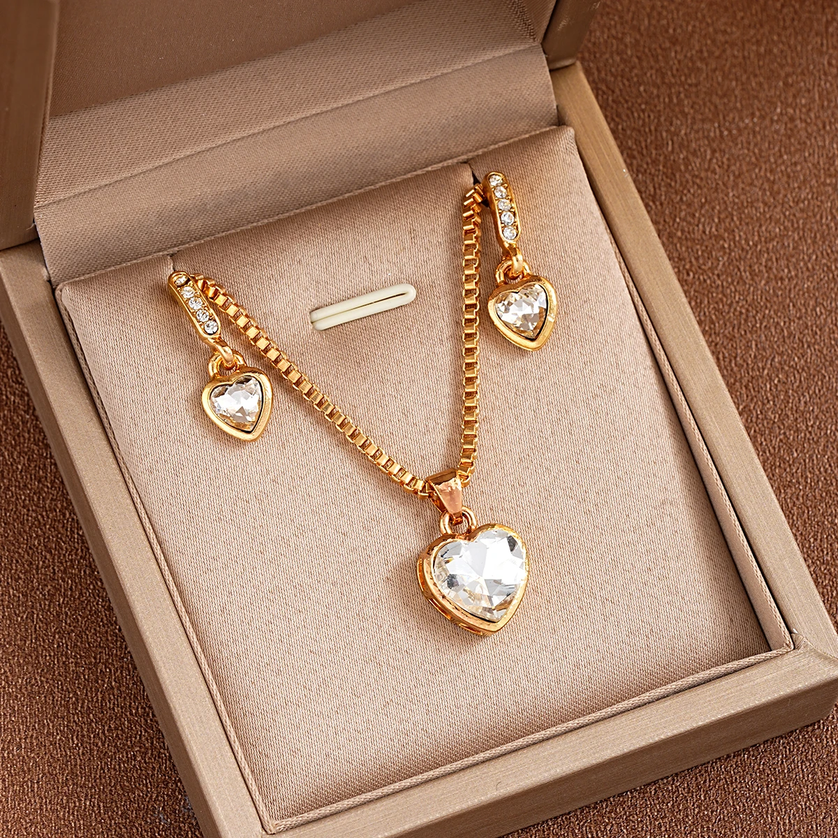 3 Pcs Heart Pendant Jewelry Set Of Earring Pendant Necklace For Women Exquisite Fashion Rhinestone Double Heart Jewelry Set Gift
3 Pcs Heart Pendant Jewelry Set Of Earring Pendant Necklace For Women Exquisite Fashion Rhinestone Double Heart Jewelry Set Gift