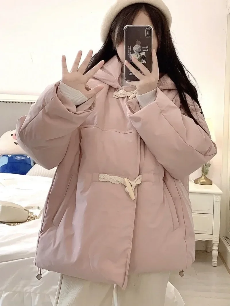 Women Pink Horn Button Hooded Parkas Autumn Winter Chic Loose Casual Hooded Puffer Jacket New Single Breasted Coats Warm Clothes
Women Pink Horn Button Hooded Parkas Autumn Winter Chic Loose Casual Hooded Puffer Jacket New Single Breasted Coats Warm Clothes
