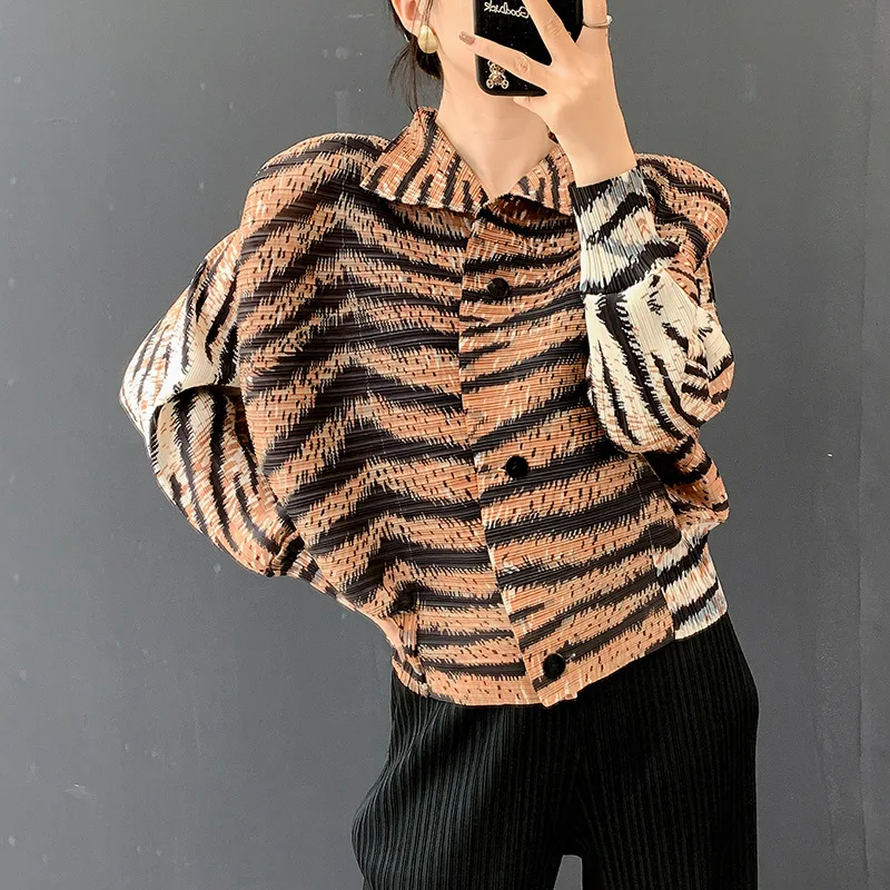 Плиссированная женская куртка-рубашка Miyake, прочная плиссированная ткань, устойчивая к морщинам, однобортный кардиган с лацканами
Плиссированная женская куртка-рубашка Miyake, прочная плиссированная ткань, устойчивая к морщинам, однобортный кардиган с лацканами