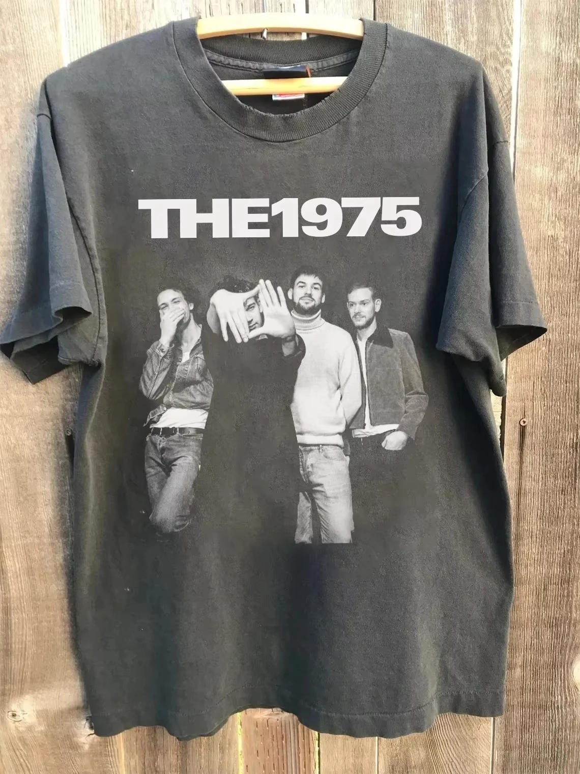 Винтажная футболка The 1975, футболка унисекс The 1975 On Tour Concert Charcoal, одежда в стиле Харадзюку для мужчин и женщин, футболки с графическим принтом
Винтажная футболка The 1975, футболка унисекс The 1975 On Tour Concert Charcoal, одежда в стиле Харадзюку для мужчин и женщин, футболки с графическим принтом