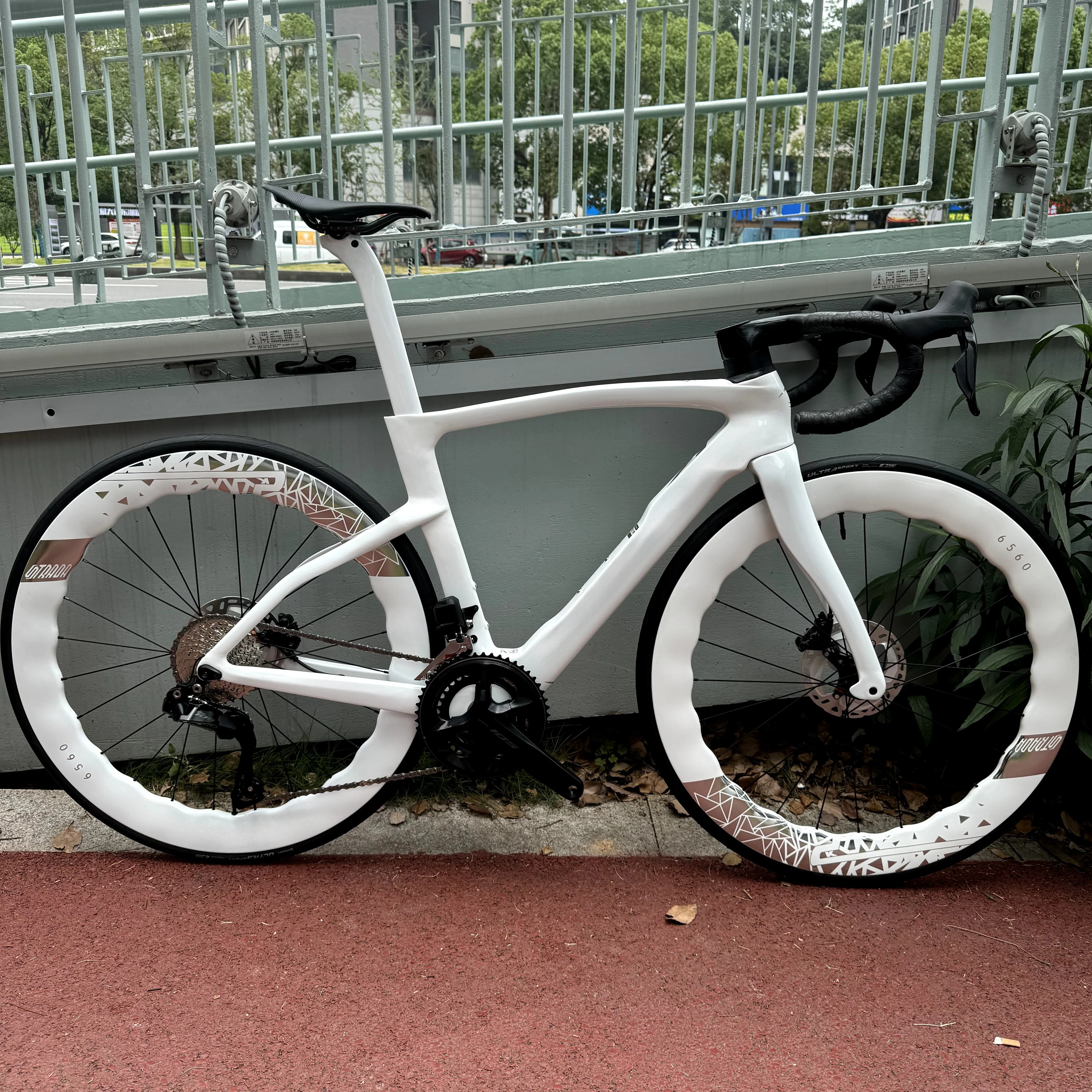 Brand New Dogma F Series Carbon Fiber Road Bike Frame, Carbon Fiber Frame, Road Bike Frame, T1000 Carbon Fiber Custom-Made, Includes Free Handlebars, Supports 700C Wheelset
Brand New Dogma F Series Carbon Fiber Road Bike Frame, Carbon Fiber Frame, Road Bike Frame, T1000 Carbon Fiber Custom-Made, Includes Free Handlebars, Supports 700C Wheelset